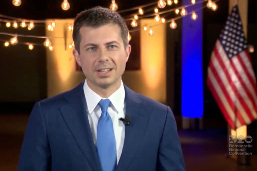 El exalcalde de South Bend, Indiana, Pete Buttigieg retó a los televidentes a imaginarse un mejor país. "¿Podemos convertirnos en un país que alcanza la verdad de que las vidas nagras importan? ¿Manejaremos los asuntos de ciencia y medicina acudiendo a los científicos y doctores? ¿Qué haremos para que en Estados Unidos nadie que trabaje tiempo completo viva en pobreza?", preguntó Buttigieg.