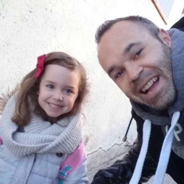 El jugador celebra orgulloso cada paso de su hija.