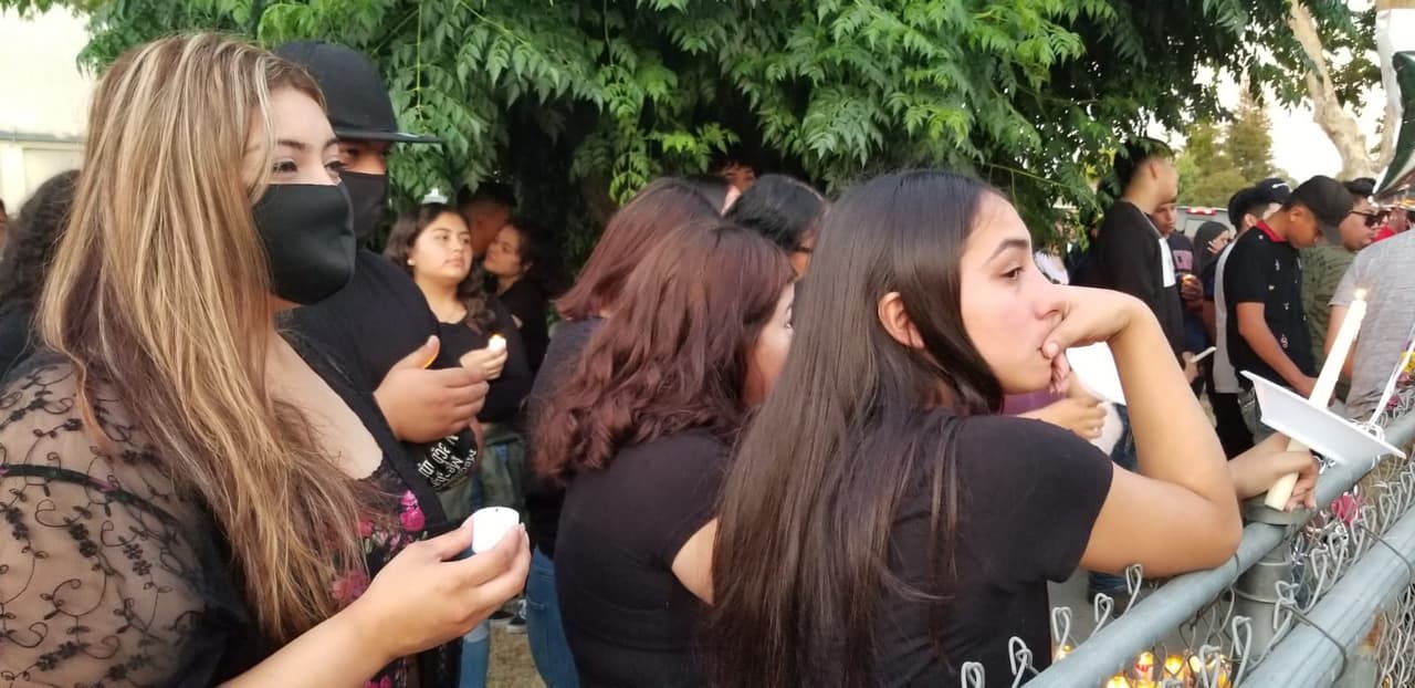 Realizan vigilia en honor a víctimas de tiroteo ocurrido en Fowler