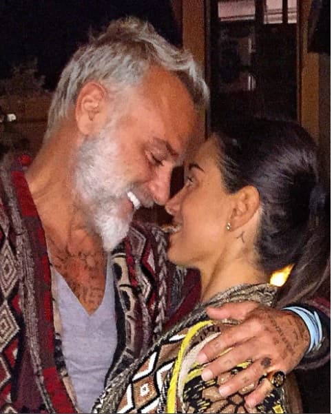 Giorgia tiene una gran pasión por la moda y ya logró posicionar una marca de camisetas juveniles con el apoyo de su novio.