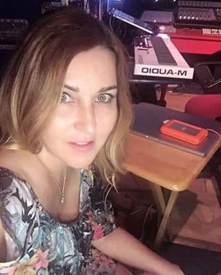 Es notorio que el rostro de la intérprete de "Te quedó grande la yegua" luce súper angelical sin echar mano de siquiera una mascara para ojos.