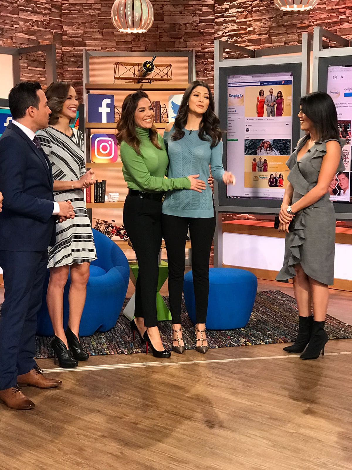 Nuestra conductora llegó vestida de azul, en honor a este bebé que llega a complementar su hermosa familia.