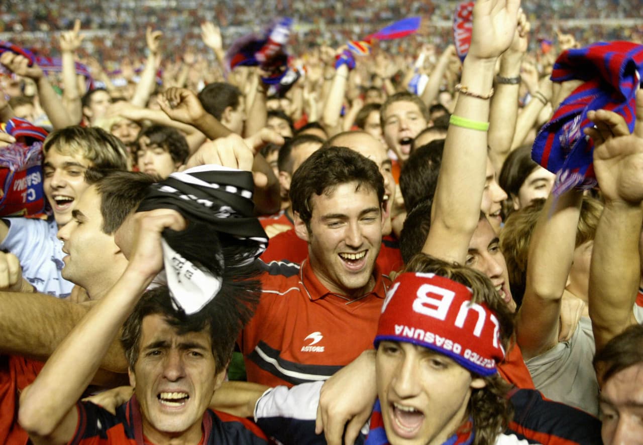 Hubiera sido para celebrar quedarse en primera división, o para celebrar calificaciones a competiciones europeas, la afición osasunista siempre invadía el campo de 'El Sadar'.