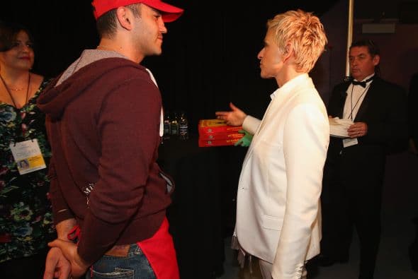 "Pensé que las entregaría -las pizzas- al equipo de producción, cuando tú apareciste", le dijo a la conductora Ellen DeGeneres.