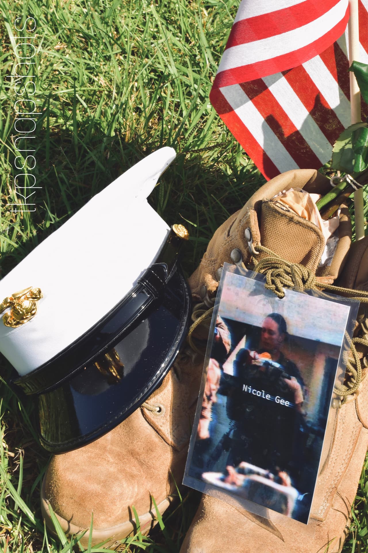 La II Fuerza Expedicionaria de la Marina informó la muerte de la sargento del Cuerpo de Marines de EEUU, 
<a href="https://www.univision.com/local/los-angeles-kmex/confirman-identidades-de-cuatro-soldados-de-california-que-fallecieron-en-afganistan-video">Nicole L. Gee,</a> quien "hizo el máximo sacrificio mientras apoyaba las operaciones de evacuación en Kabul". La sargento de 23 años y nativa de Sacramento, California, vestía el uniforme desde 2017.