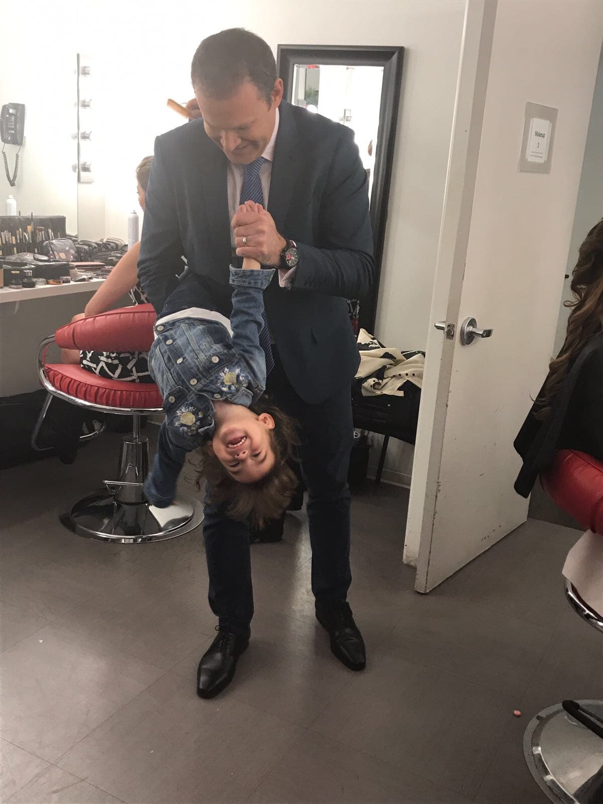 Antes de hacer el anuncio, sorprendimos a Alan jugando detrás de cámaras con Michelle.