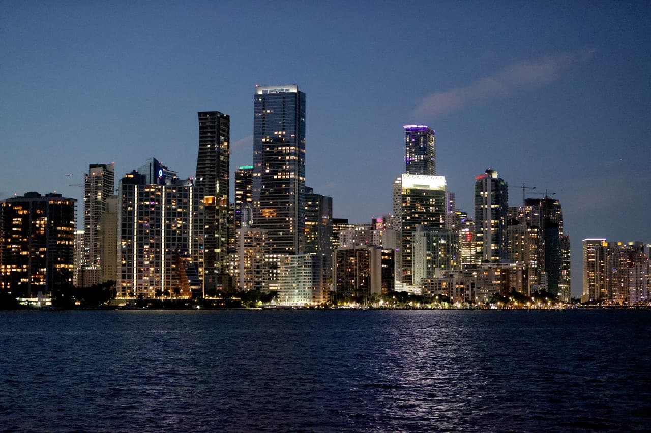 El aire frío ártico sufrirá poca modificación en su viaje desde Canadá al sur de Florida, y Miami podría vivir en la noche del sábado para el domingo las temperaturas más frías de los últimos 11 años, informa Javier Serrano, meteorólogo de Noticias 23 en Miami. 
<br>