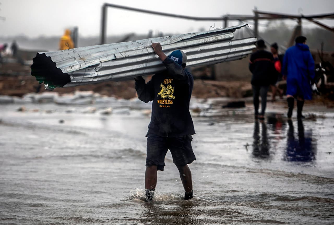 Este hombre carga una de las láminas de zinc arrancada de los techos de las viviendas por los vientos huracanados de Iota este martes. El principal organismo de seguridad civil de Nicaragua informó que 48,000 personas fueron evacuadas, la mayoría en el Caribe Norte.