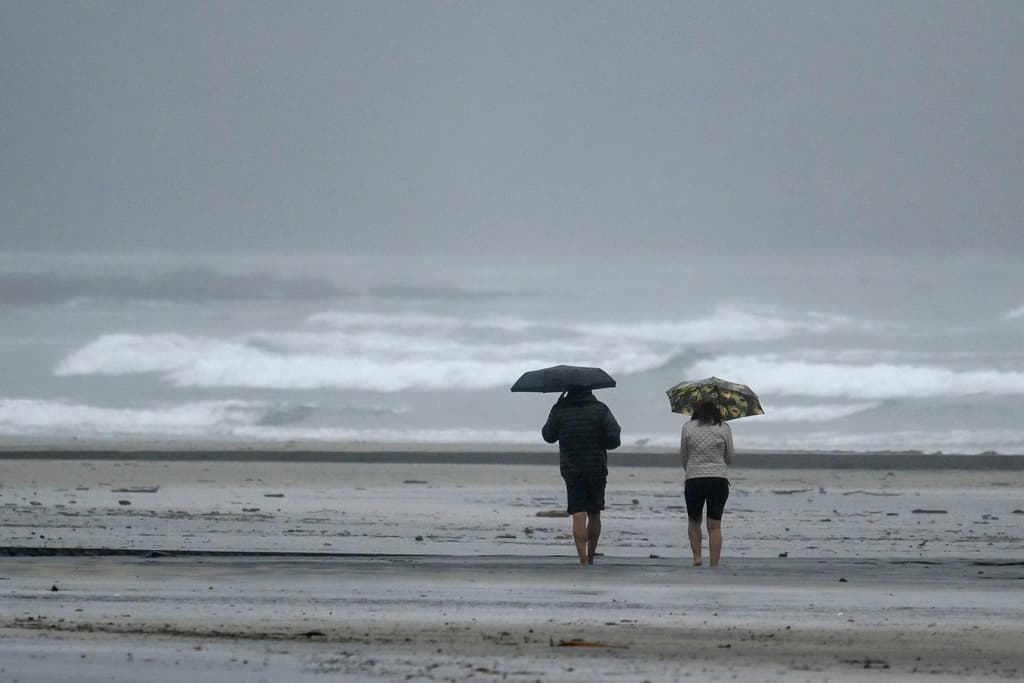 En La Joya, a pesar de las bajas temperaturas, vecinos se mantuvieron pendientes al oleaje.