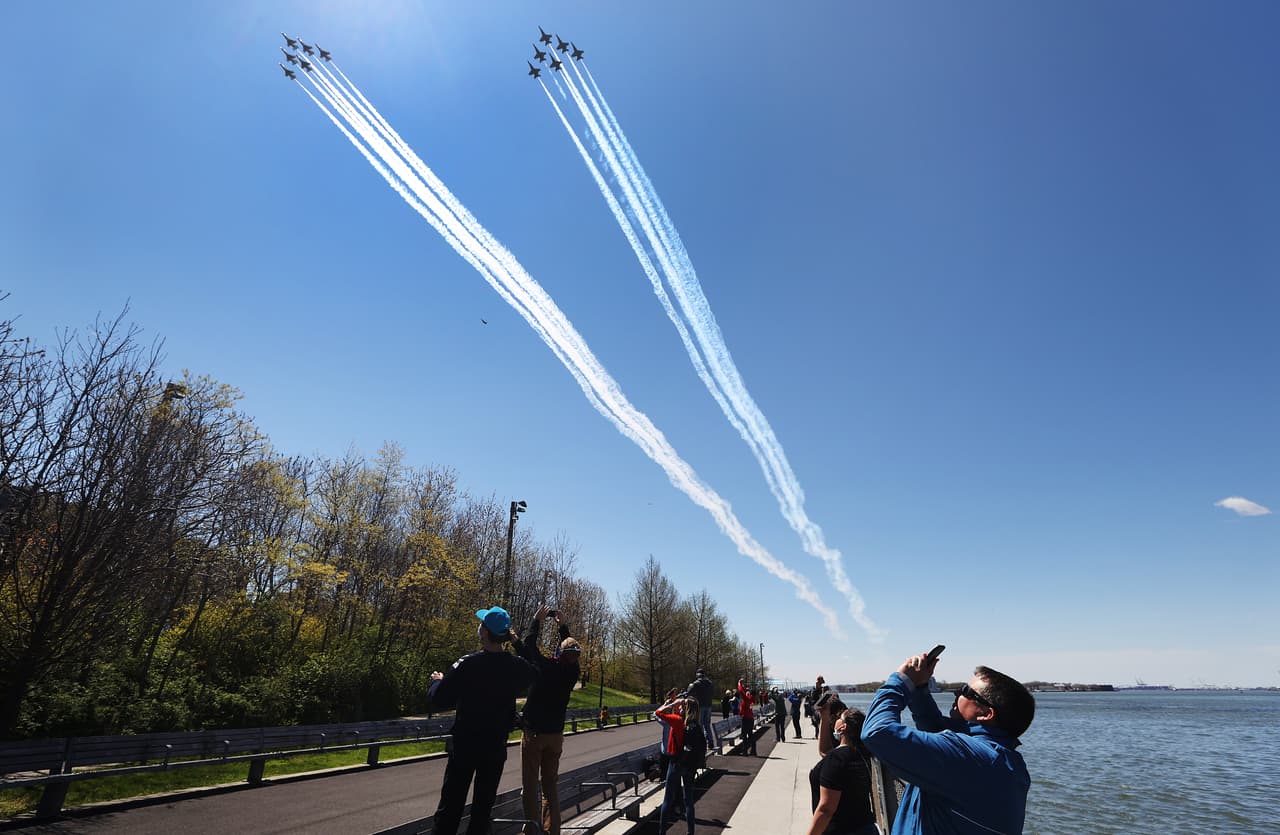 Residentes de Brooklyn viendo pasar las aeronaves. En el estado de Nueva York, la curva de contagio del covid-19 apenas comienza a bajar, pero las autoridades se mantienen atentas y las medidas de confinamiento continúan en muchos lugares.