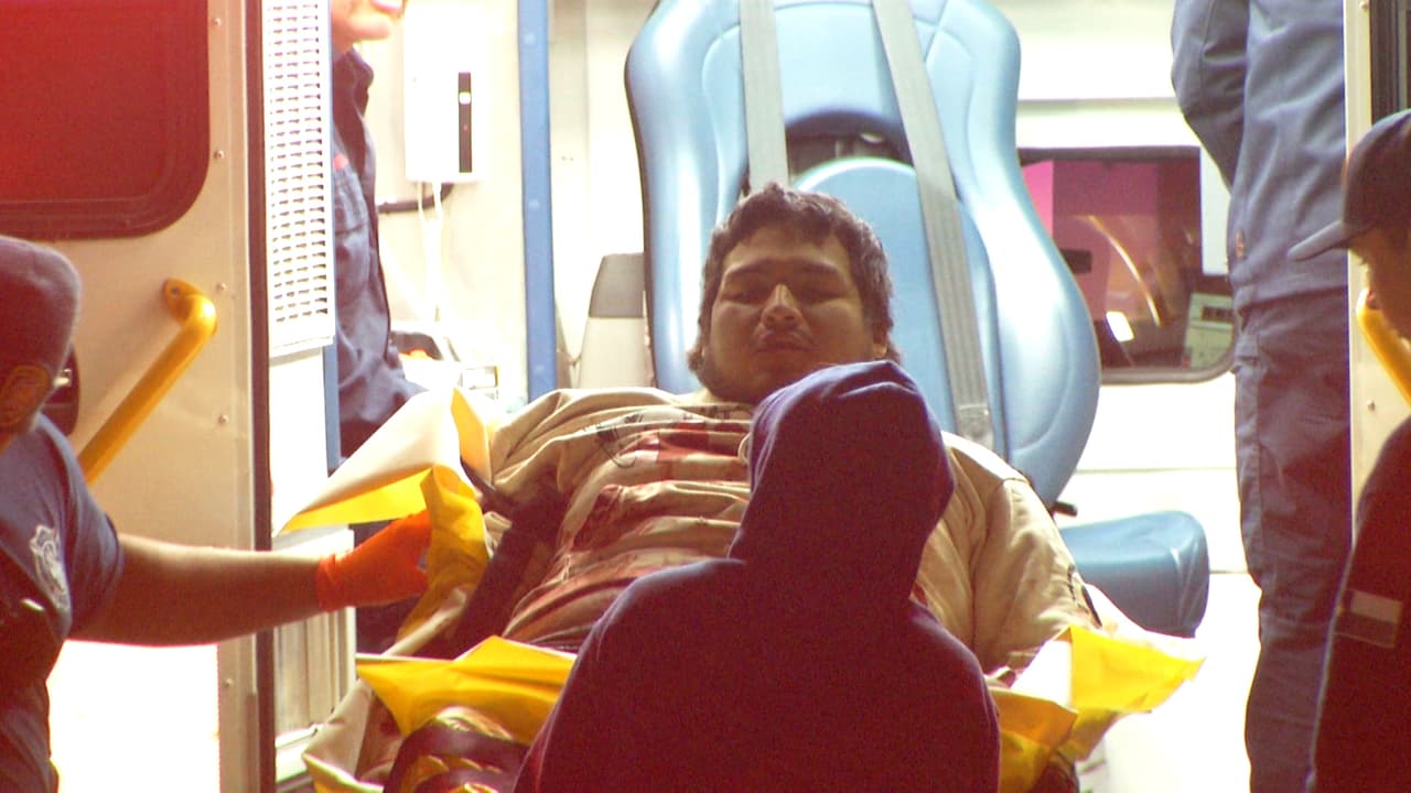 Se informó que el hombre fue baleado en el estacionamiento del bar Slackers y después del ataque, testigos dijeron haber visto un carro blanco o plateado huir de la escena.