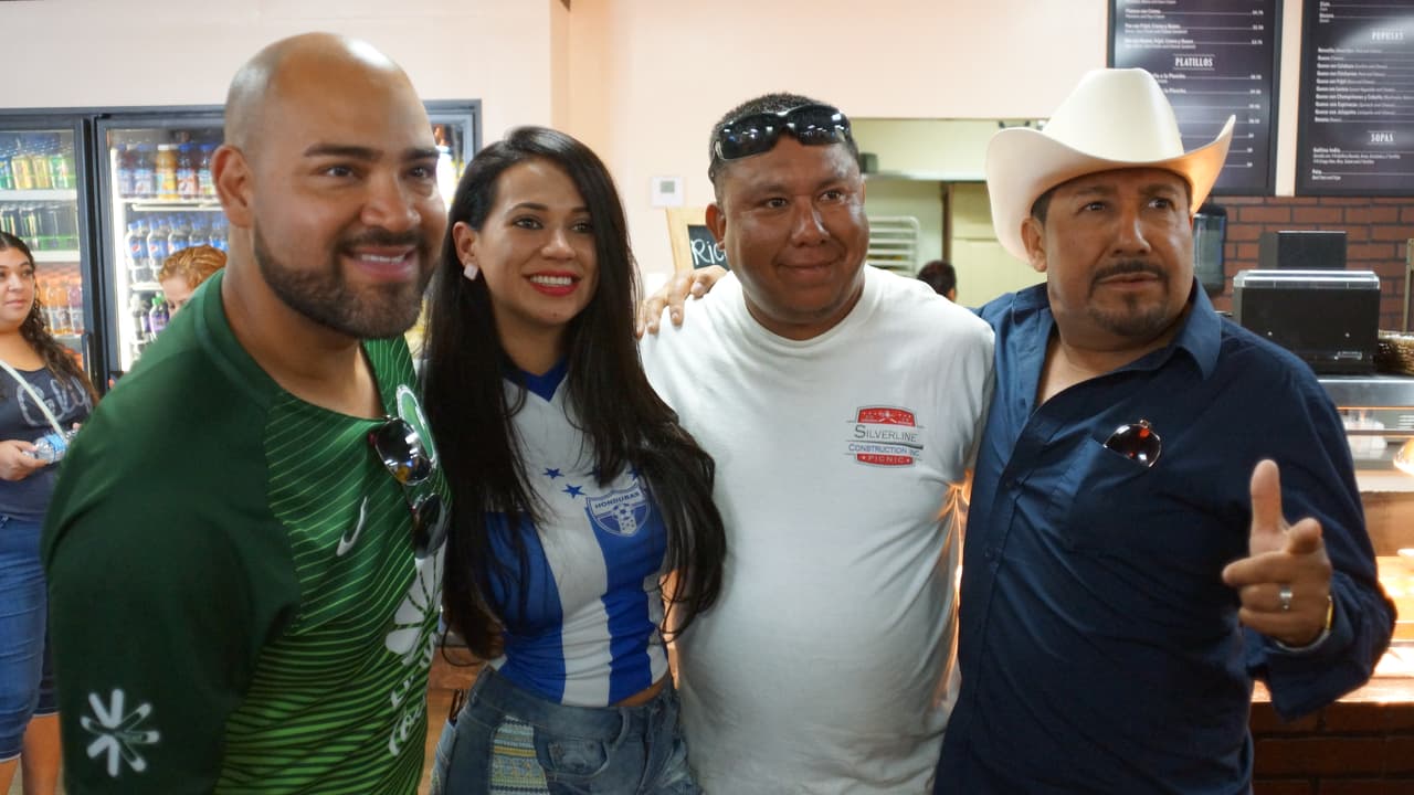 La Hondureña confía en que su selección le gane a México y en un próximo partido, y no tiene problema con seguir pagando apuestas hasta lograr que El Feo y El Pelón sean los que paguen el siguiente reto.