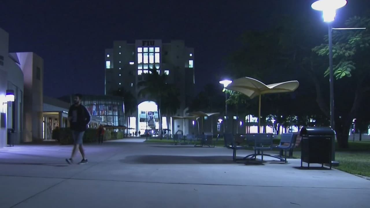 Policía de FIU advierte la presencia de un individuo que se expone indecentemente dentro del campus