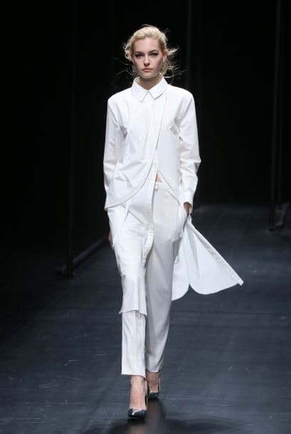 Los modelos caminan por la pasarela con varios atuendos de la colección.