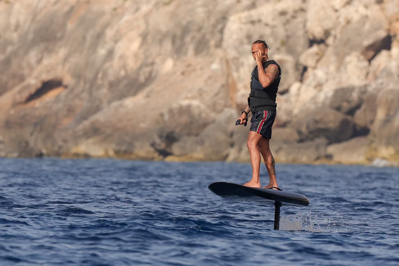 Hamilton también aprovechó para practicar sobre una hidroala.
<br>