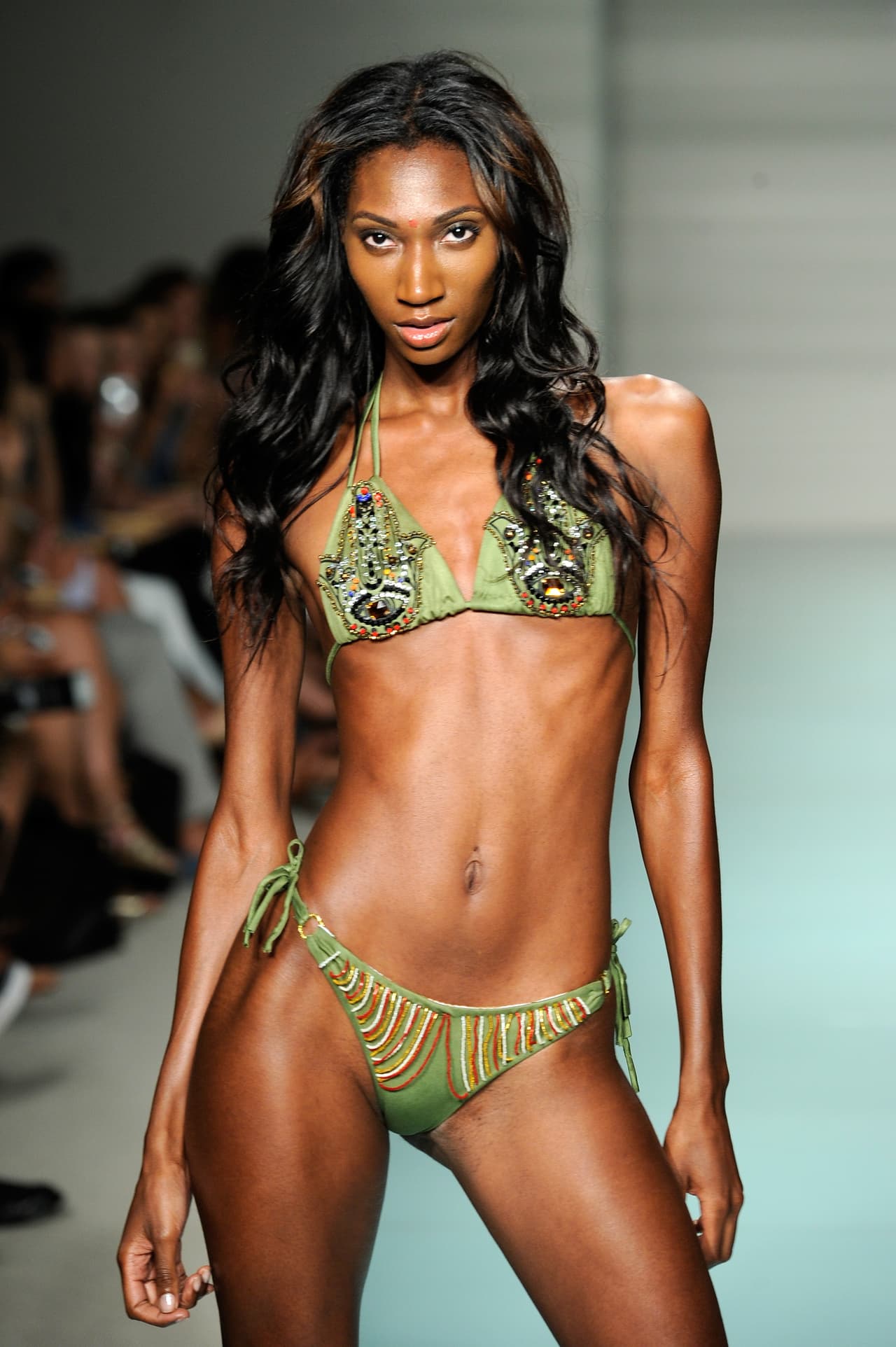 La marca Du Aqua, por su parte, dejó ver su devoción por los trajes más pequeños de corte triangular. Mezclar estampados de rayas con apliques y pedrería fue la novedad de esta colección que además se alejó de los colores vivo y apostó por tonos más tierra.