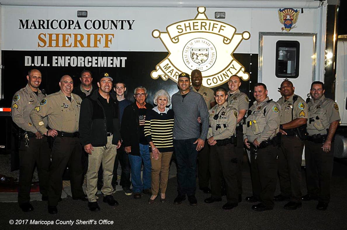 Paul Penzone visitó a los oficiales trabajando en los retenes de DUI la noche del 31 de diciembre.