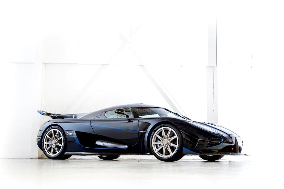 <h3 class="cms-H3-H3"><b>Koenigsegg One:1 2015</b></h3>
<br>Vendido en $4,617,811 con un registro de 371 millas (597 kilómetros).