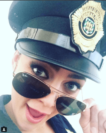 Sin duda, se ve guapísima con su uniforme de policia.