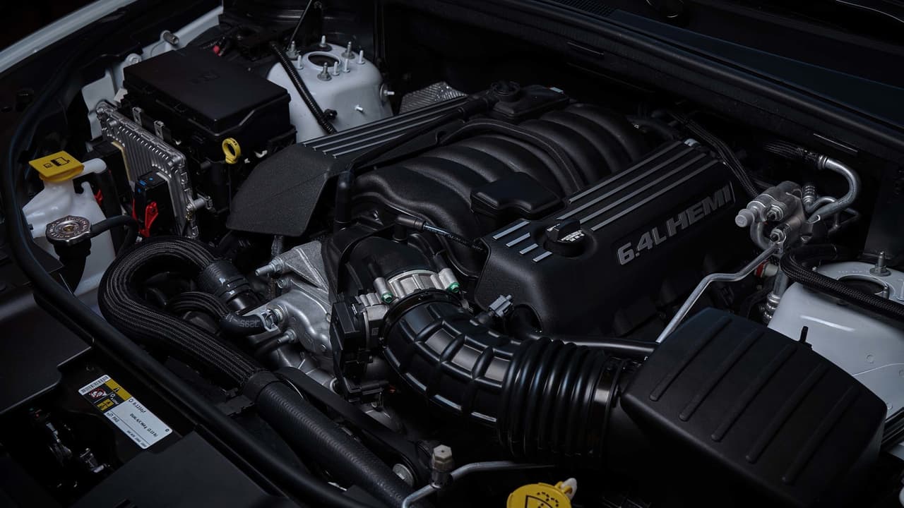 Debajo del capó SRT, esta Durango lleva un motor HEMI V8 de 6.4 litros, que entrega una potencia de 475 caballos de fuerza, con un torque de 470 libras-pie.
