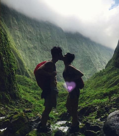 En septiembre de 2017 la actriz y su esposo, el también actor Mauricio Ochmann, anunciaron con la misma fotografía, en sus cuentas de Instagram, que serían padres.