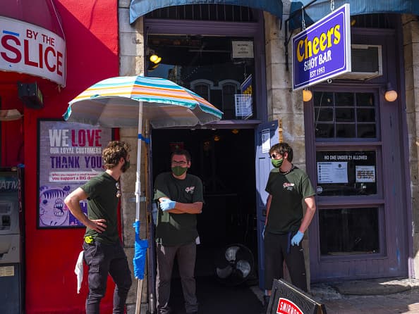 Sin embargo, pese a que dio inicio esta etapa, todas las empresas y clientes deben
<b> </b>seguir los protocolos mínimos para evitar un brote de coronavirus.