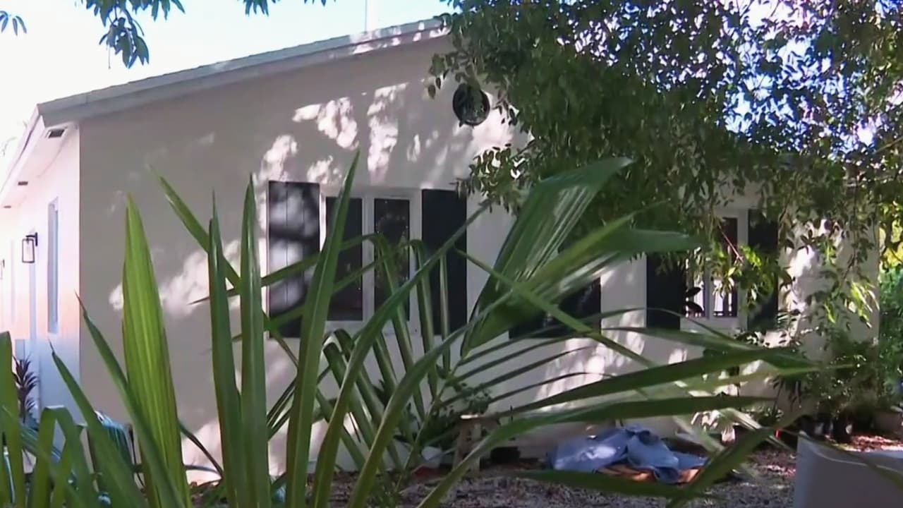 Hombre entra al cuarto de una niña de 13 años en casa de hispanos en Miami: policía busca al intruso