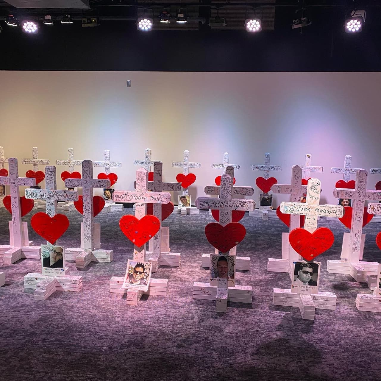 En este lugar se exhibirán 49 cruces de madera con el nombre de cada una de las víctimas del ataque del 12 de junio de 2016. Las cruces fueron hechas por un carpintero de Illinois. 
<br>