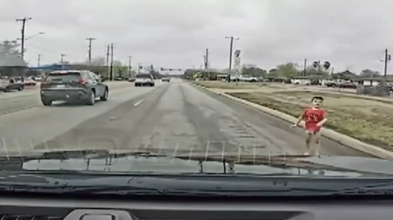 Conductora salva a niño que caminaba solo por autopista en San Antonio, Texas