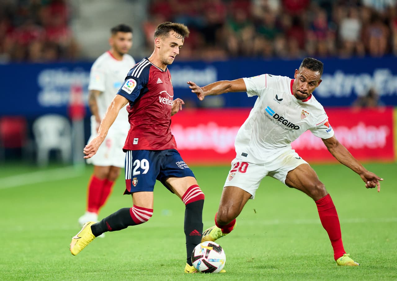Con un 'Tecatito' Corona muy lúcido, el Sevilla no pudo en su visita al Osasuna que aprovechó un polémico penal para sellar el 2-1 con el que venció al equipo de Julen Lopetegui en El Sadar.
