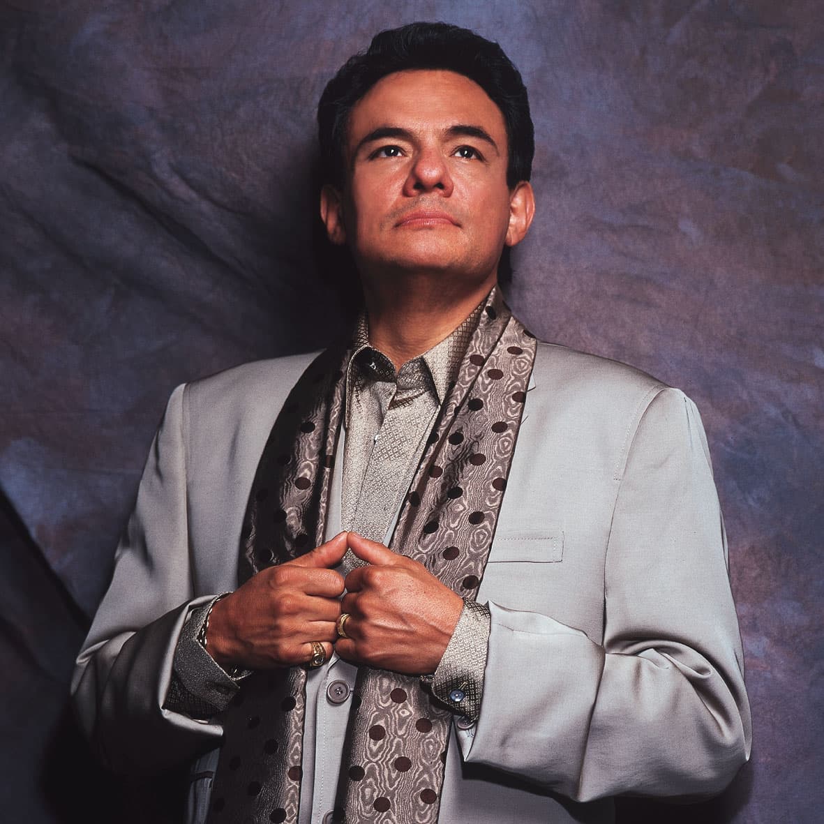 José Rómulo Sosa Ortiz es un cantante, autor, actor, productor musical e intérprete mexicano mejor conocido como José José y referido en el mundo del espectáculo como ‘El Príncipe de la Canción’, quien ha sufrido una vida de increíble éxito y teribles tragedias provocadas, en gran medida, por sus excesos. Su éxito con las mujeres fue legendario.