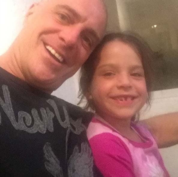 Lisardo es muy dichoso de tener tan adorables hijas.