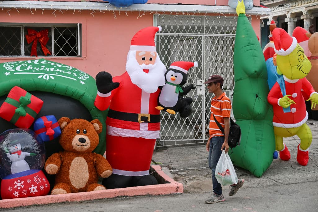 El 6 de enero de 2025, en algún punto del Día de los Reyes, los habitantes de la propiedad salen a la calle y regalan dulces a los niños.