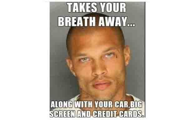 "Tomo tu aliento junto a tu carro, tu pantalla y tus tarjetas de crédito", explica esta otra foto.