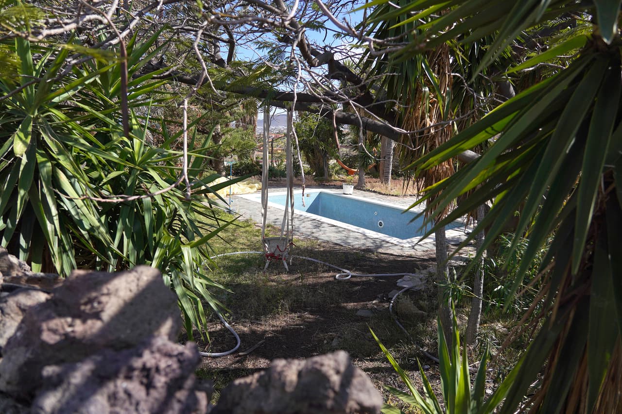 Un día después, el 30 de abril, las autoridades comenzaron a registrar la casa del hombre, a la que había llegado con sus hijas antes de ir al puerto deportivo. En la vivienda de Gimeno, quien pertenece a una familia adinerada de la región, las autoridades
<b>no pudieron encontrar nada concluyente para saber el paradero de las niñas.</b>
<br>