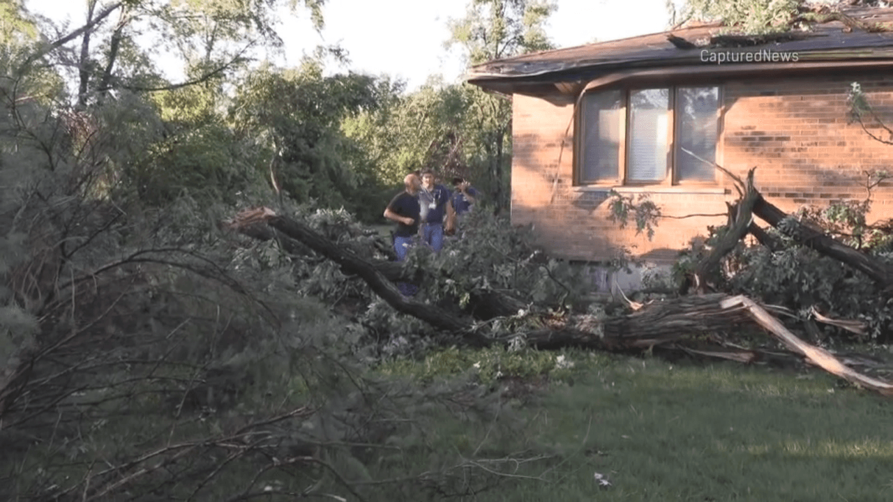 Residentes de Elgin, IL. despiertan con severos dalos en sus propiedades tras el reporte preliminar del paso de tornados por su área.