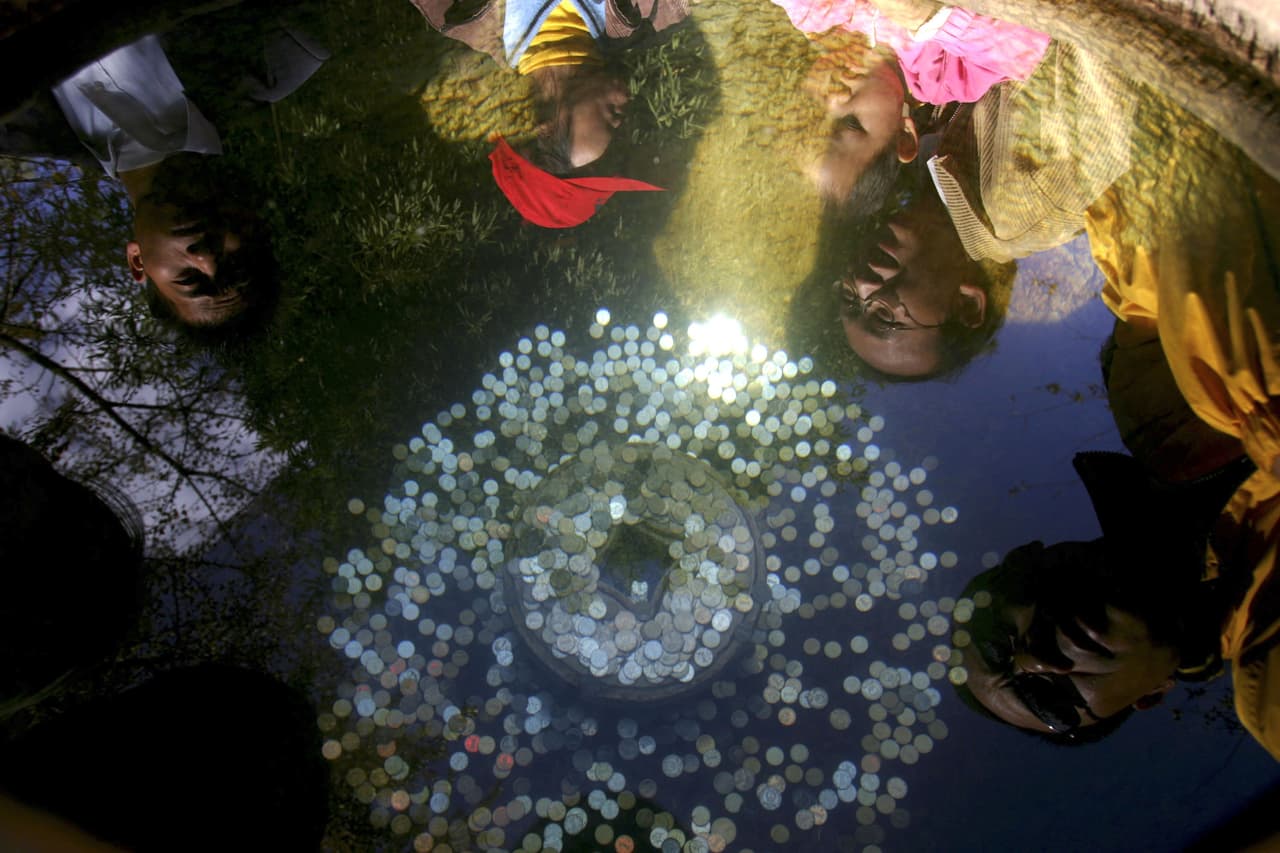 Se cree que deidades bajo el agua cumplían deseos a cambio de monedas.