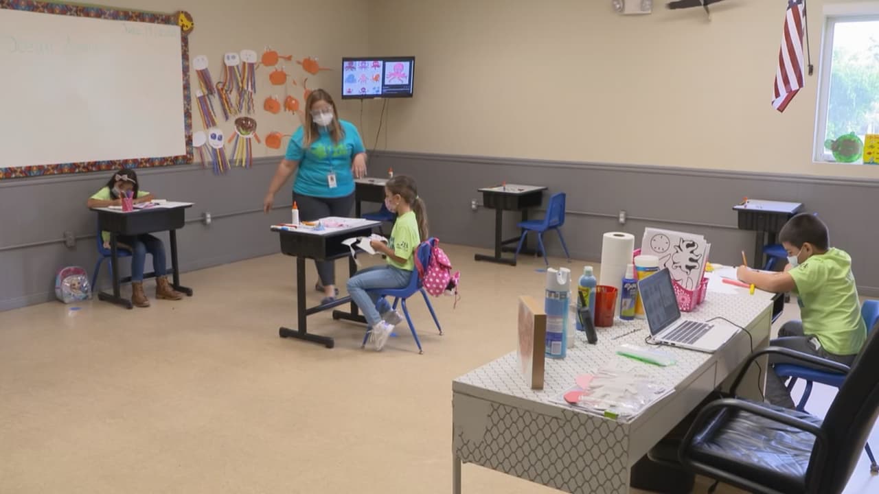 La reapertura, descrita en un plan tentativo aprobado por el distrito escolar de Miami-Dade, será con estrictas medidas de distanciamiento social y los padres podrán escoger qué sistema prefieren para sus hijos.
<br>