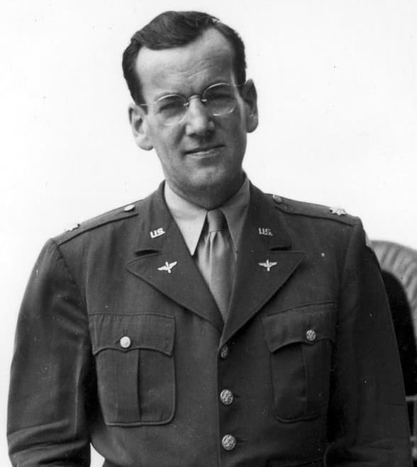 Alton Glenn Miller fue el músico que más discos vendió en Estados Unidos entre 1939 y 1943. Era compositor y arreglista en "big bands". Su avión desapareció el 15 de diciembre de 1944 en el recorrido entre Clapham, Inglaterra, y París. Según un artículo de 2014 del Chicago Tribune, 
<a href="http://www.chicagotribune.com/entertainment/ct-glenn-miller-tv-review-20140708-column.html">el avión tuvo fallas en el carburador</a> por cuenta del clima frío. Esto desmintió la teoría de que había sido impactado por error por una bomba de los aliados.
<br>