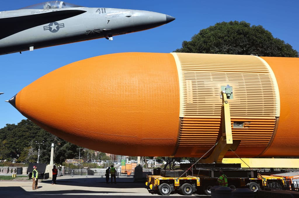 Tomó dos horas acercar al ET-94, único tanque externo calificado para vuelo, a la grúa que lo levantaría en el Exposition Park.