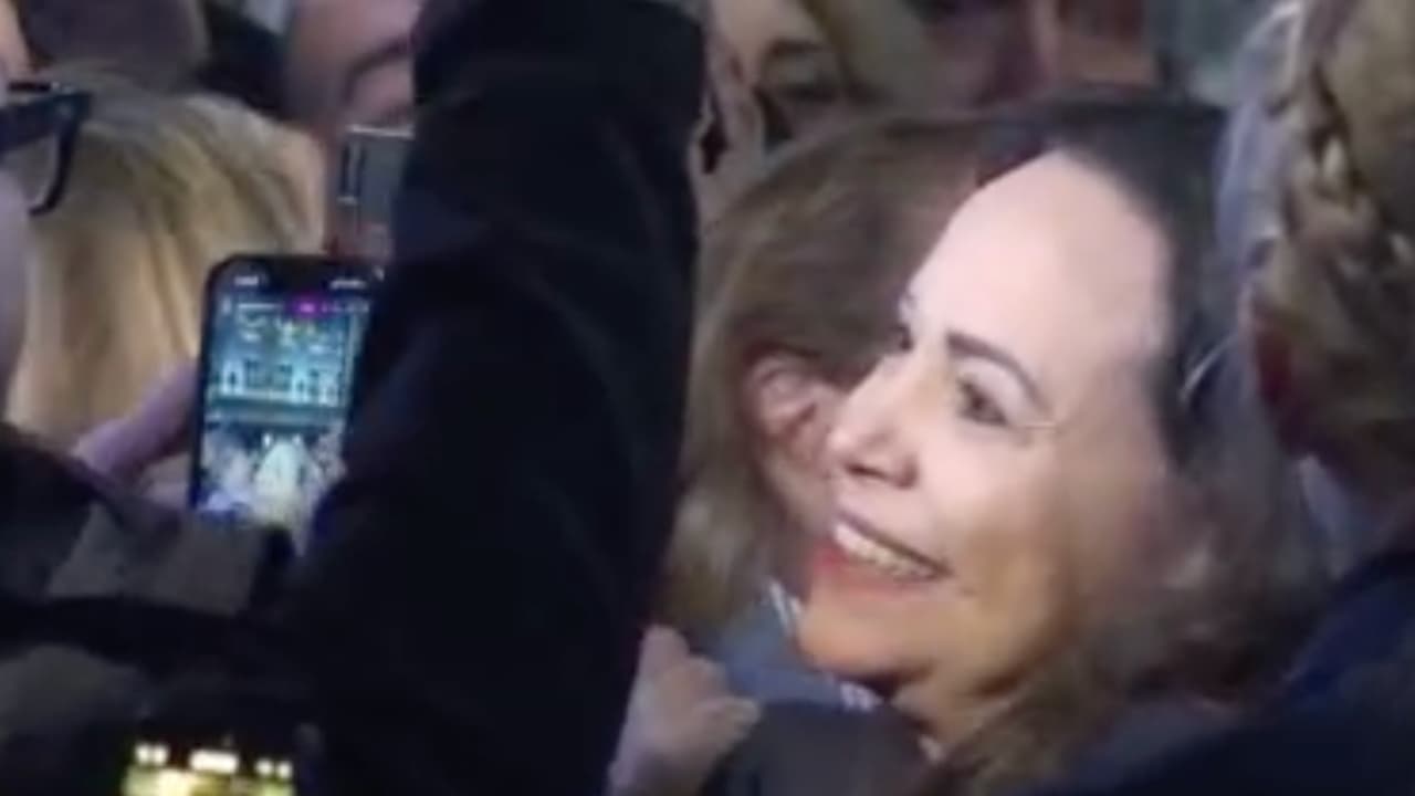 El momento en que María Corina Machado sale del hotel en Oslo para saludar de cerca a sus seguidores