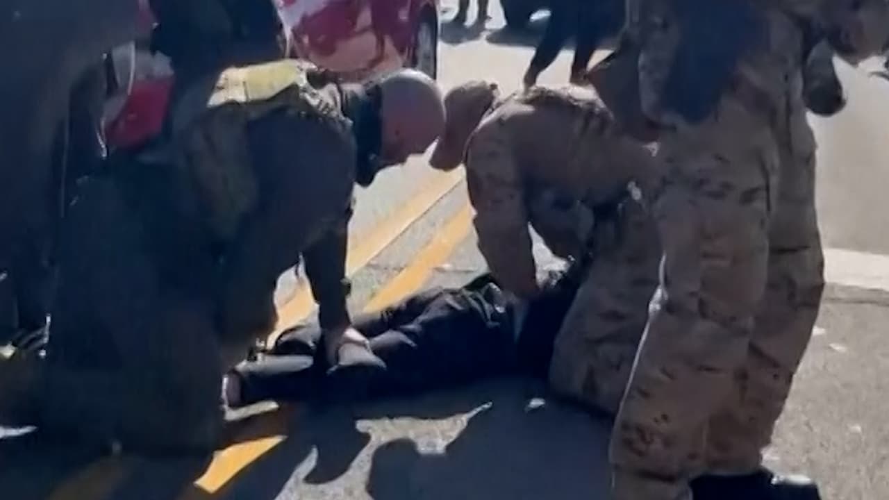 Arresto de la Patrulla Fronteriza se torna violento: video muestra a un agente golpeando a un hombre en el suelo
