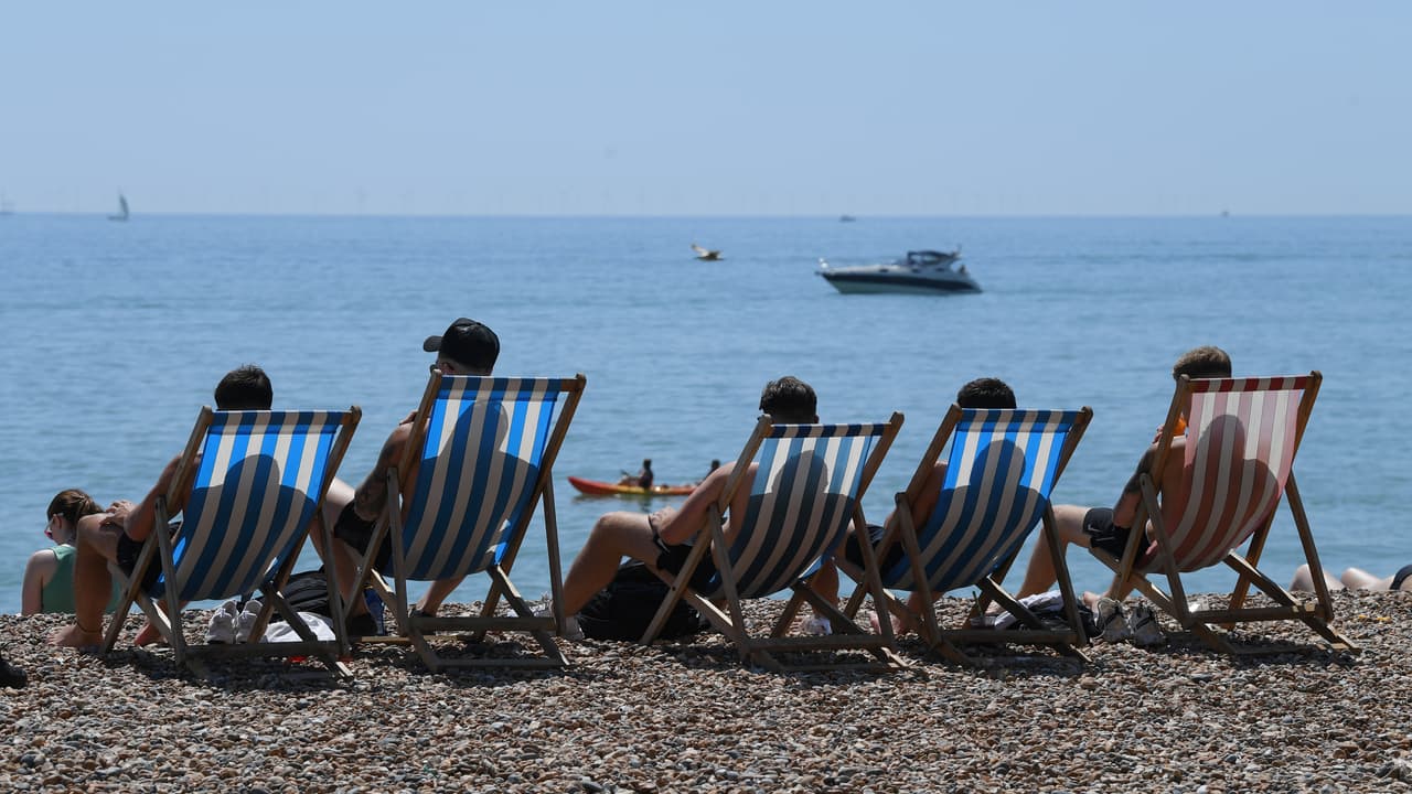 Las reuniones de más de 10 personas no serán permitidas si estas son realizadas en lugares cerrados, mientras que un máximo de 25 personas pueden reunirse si estos se encuentran al aire libre. Esto aplica a los lugares de eventos, centros de conferencias, estadios deportivos, anfiteatros, y grupos en los parques o en las playas.
