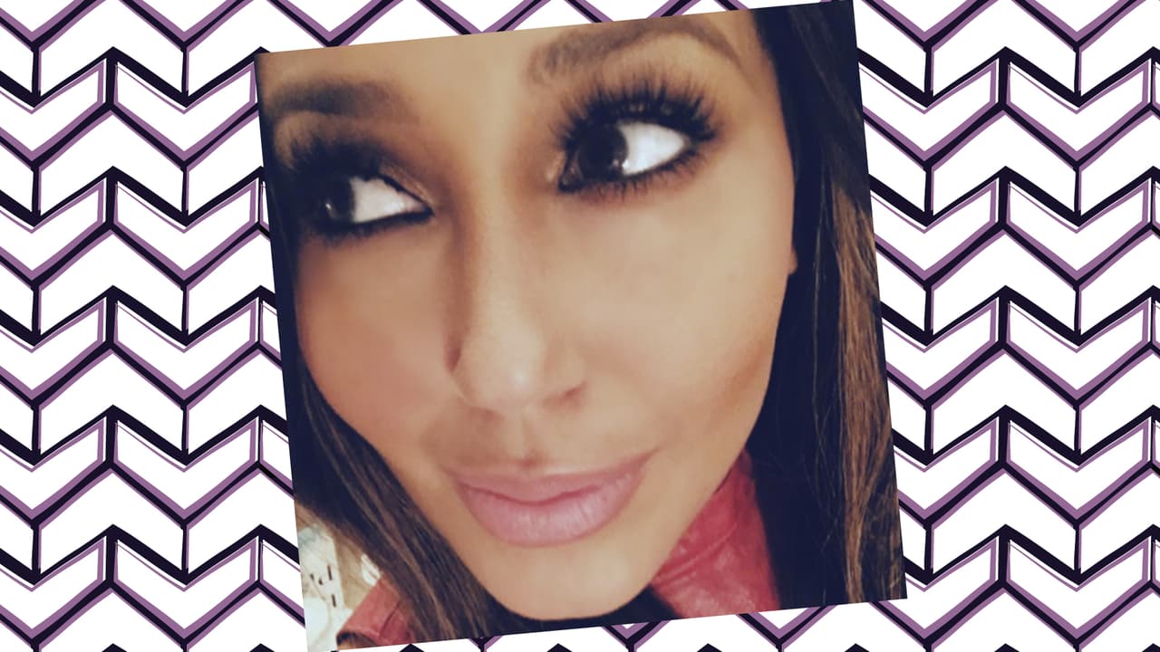 Jazmín y Adrianne parecen hermanas. Las dos cantan, bailan y aman los selfies. No dejes que las raíces mexicanas fool you. Jazmín también tiene sabrosura, muy al estilo de las raíces cubanas de Adrianne. Y guess what? Las dos han participado en shows de Univision: Jazmín lo hizo con Latinas VIP y Adrianne fue una de las invitadas en la segunda temporada de Mira Quién Baila.