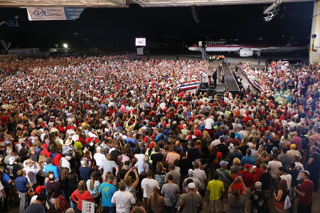Cerca de 9,500 seguidores fueron al mitin de Trump en Florida.