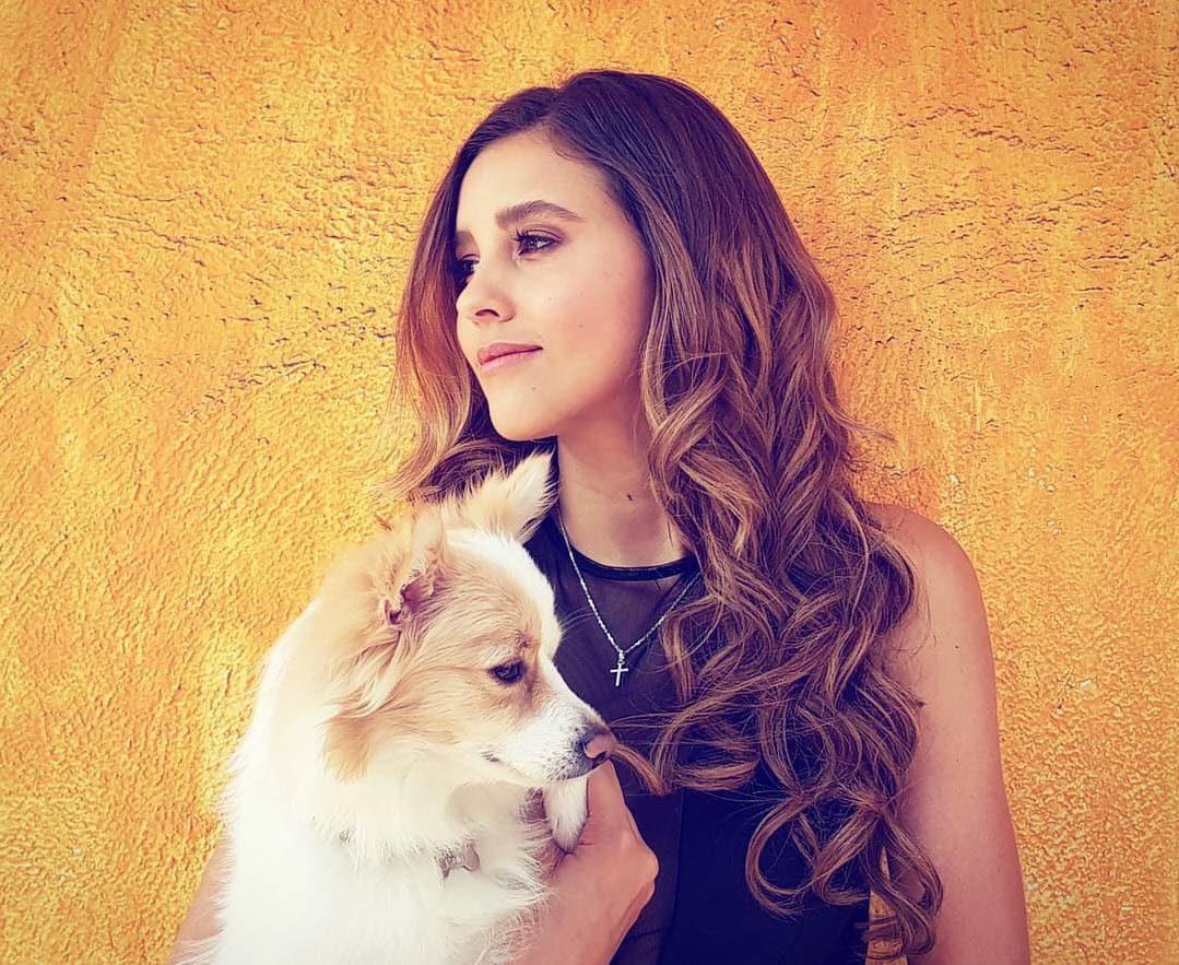 Y aunque es evidente el crecimiento de la actriz durante los nueve años que tiene de trayectoria, sigue conservando su carisma y ternura.