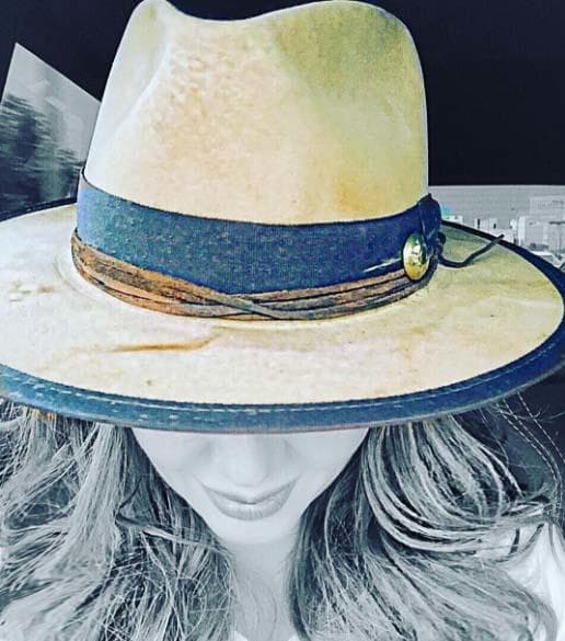 Las redes sociales de Andrea Legarreta estan llenas de fotos en las que muestra su colección de sombreros.