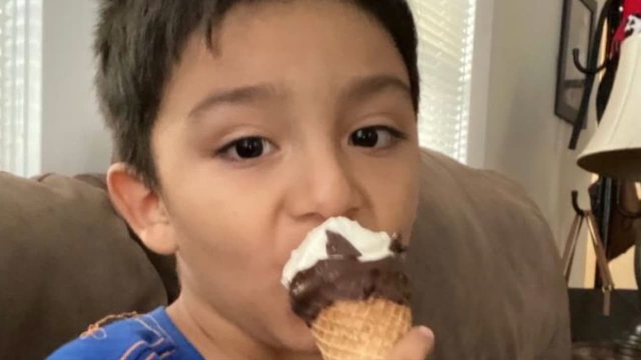 El niño de 5 años se hallaba junto a su familia en una minivan cuando fue esta fue arrollada por un tren Amtrak que se dirigía con destino a Bakersfield.
