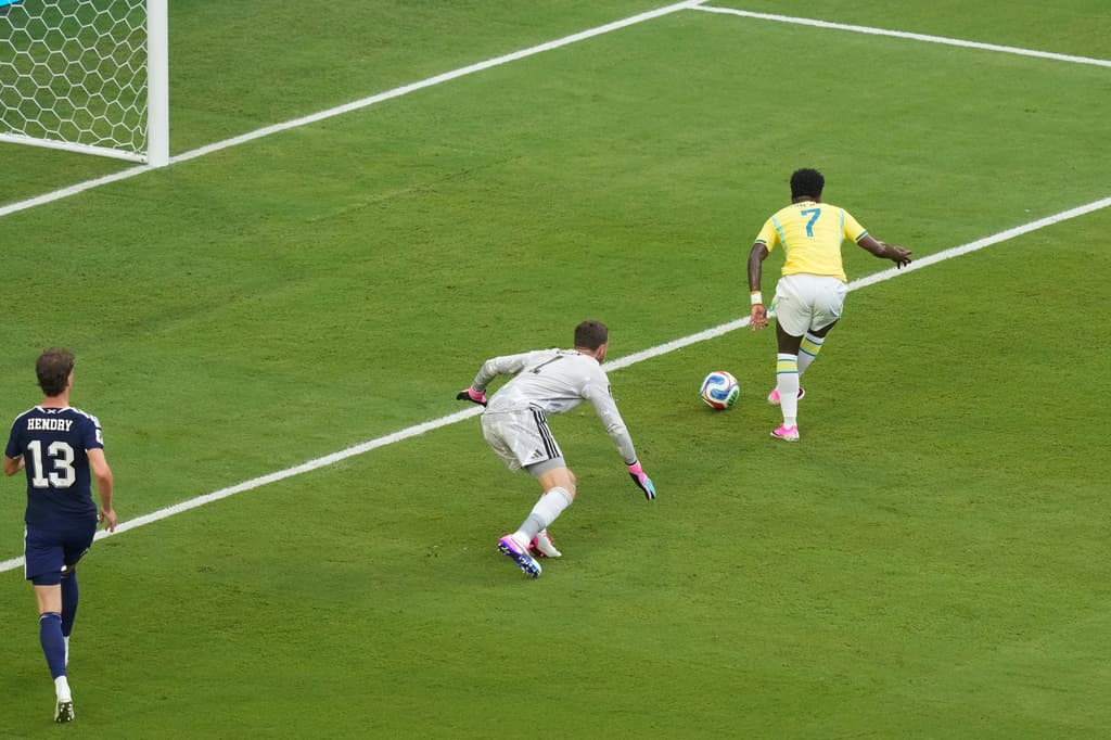 El brasileño Vinicius Junior (7) marca un gol ante el portero de Escocia, Angus Gunn (1)-