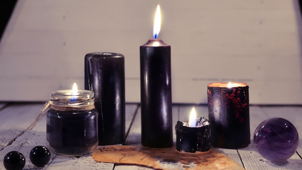 Muchas personas podrían pensar que las velas negras solamente se usan para rituales de magia negra, o brujería, o aquellos donde se le busque algún mal a alguien y pues no es completamente cierto...